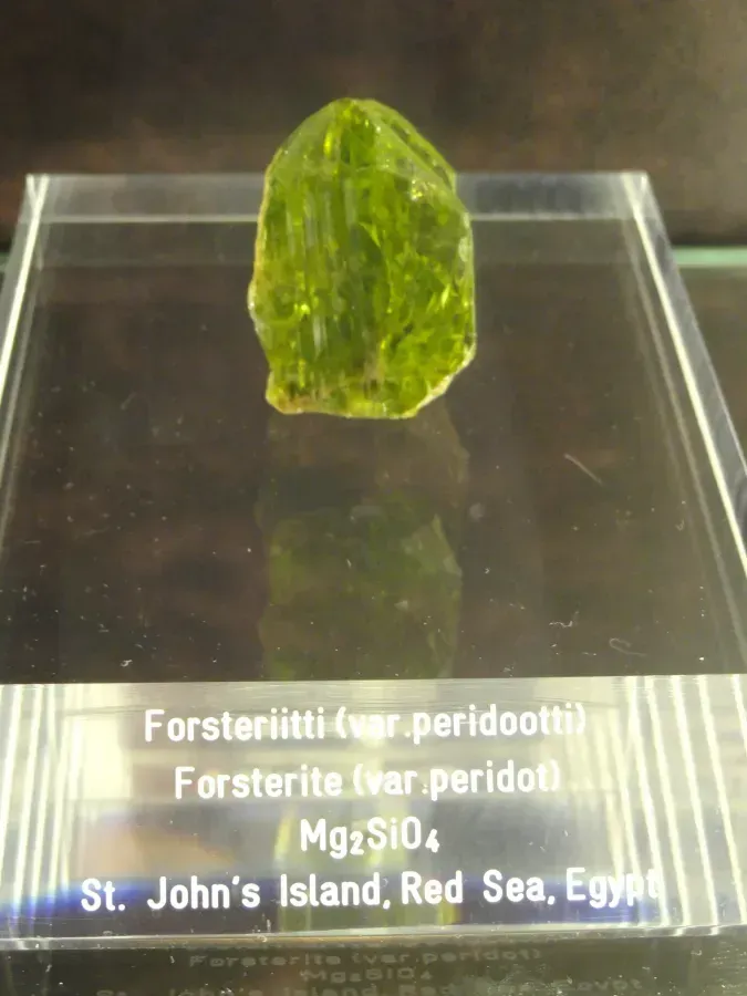 Péridot et olivine : la pierre verte des volcans et des météorites