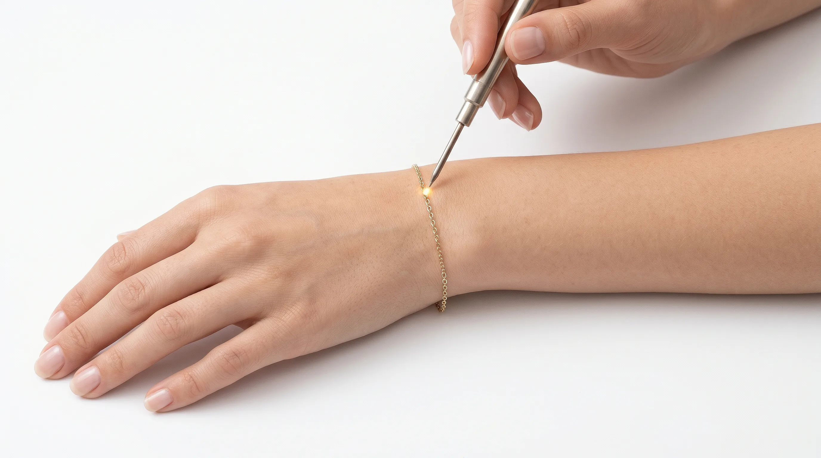 Несъёмные украшения: что такое приваренные браслеты и стоит ли их делать