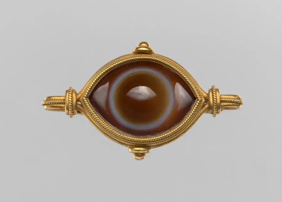 Goldbrosche mit einem Achat-Katzenaugen-Cabochon in konzentrischen Ringen, gefertigt von Castellani, um 1860