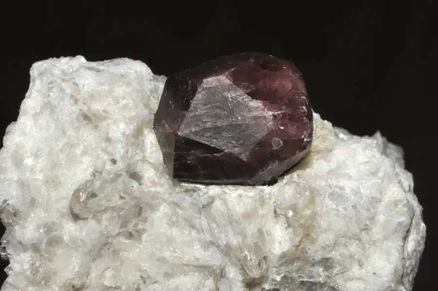 Granato piropo: la pietra rossa, la sua chimica, la storia e la cura