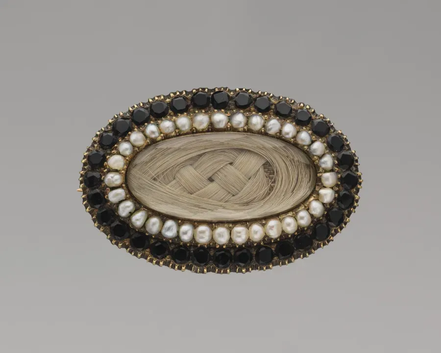 Viktorianische Reliquienbrosche aus Gold, Jett, Perle und einer Haarsträhne, um 1850