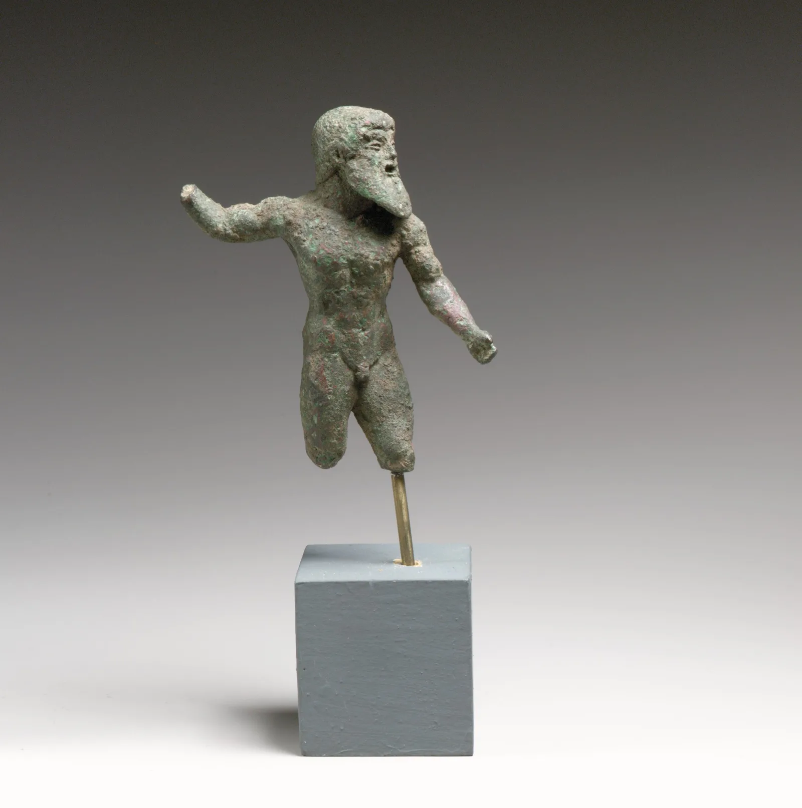 Statuette grecque en bronze d'un dieu barbu au bras levé, Zeus ou Poséidon, début du Ve siècle avant notre ère.