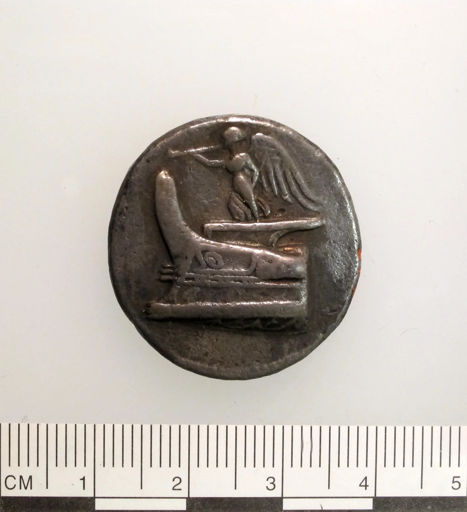 Tétradrachme d'argent de Démétrios Poliorcète figurant Poséidon appuyé sur son trident, vers 300 avant notre ère.