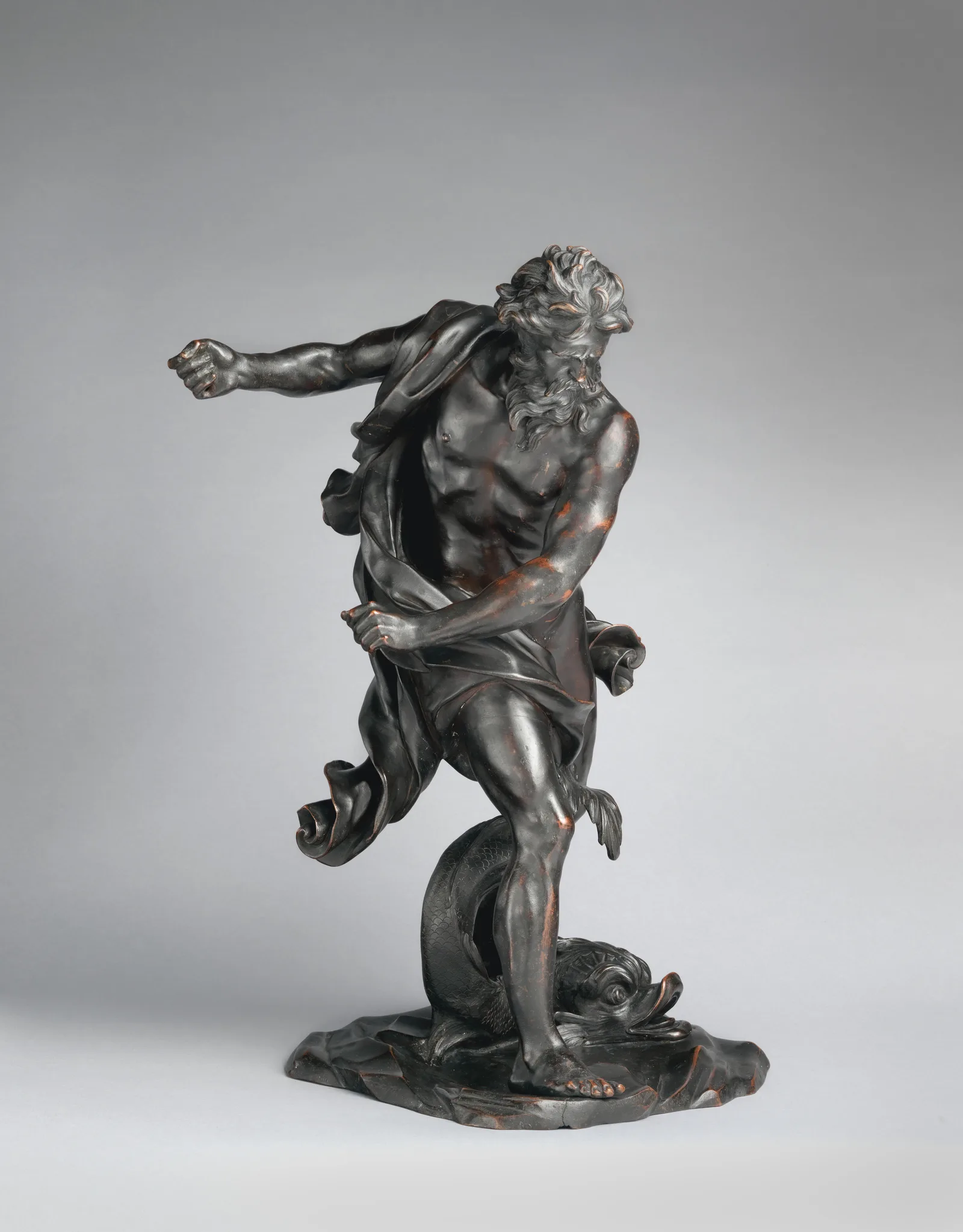 Figure de Neptune en bronze avec un dauphin à ses pieds, d'après un modèle de Gian Lorenzo Bernini, tournant des XVIIe et XVIIIe siècles.