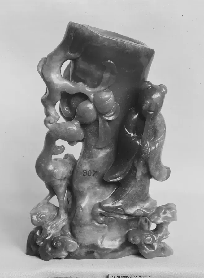 Geschnitzte Vase aus hellgrünem Bowenit mit weicher, durchscheinender Oberfläche, China, 18. Jahrhundert