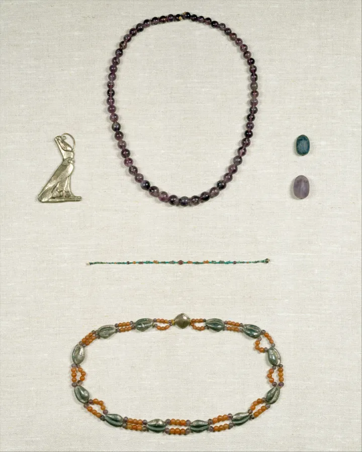 Древнеегипетский кулон-сокол в двойной короне, около 1850-1550 годов до н.э.