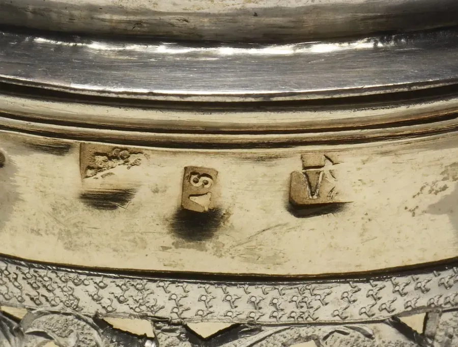Punzen auf einem silbernen Deckelbecher, Russland, 1745, Nahaufnahme