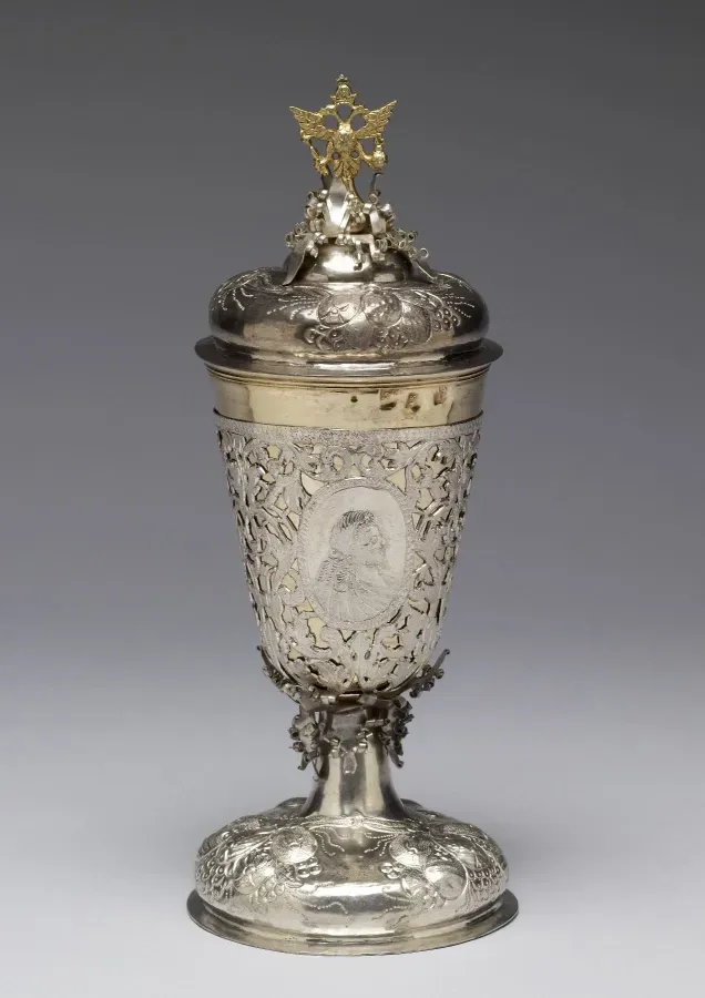 Silberner Deckelbecher, Russland, 1745, mit Doppeladler-Bekrönung