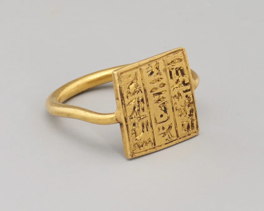 Ring mit Hieroglyphen