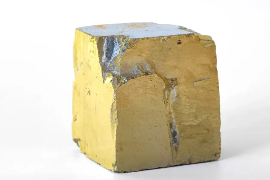 Cristallo naturale di pirite con caratteristiche facce cubiche dorate