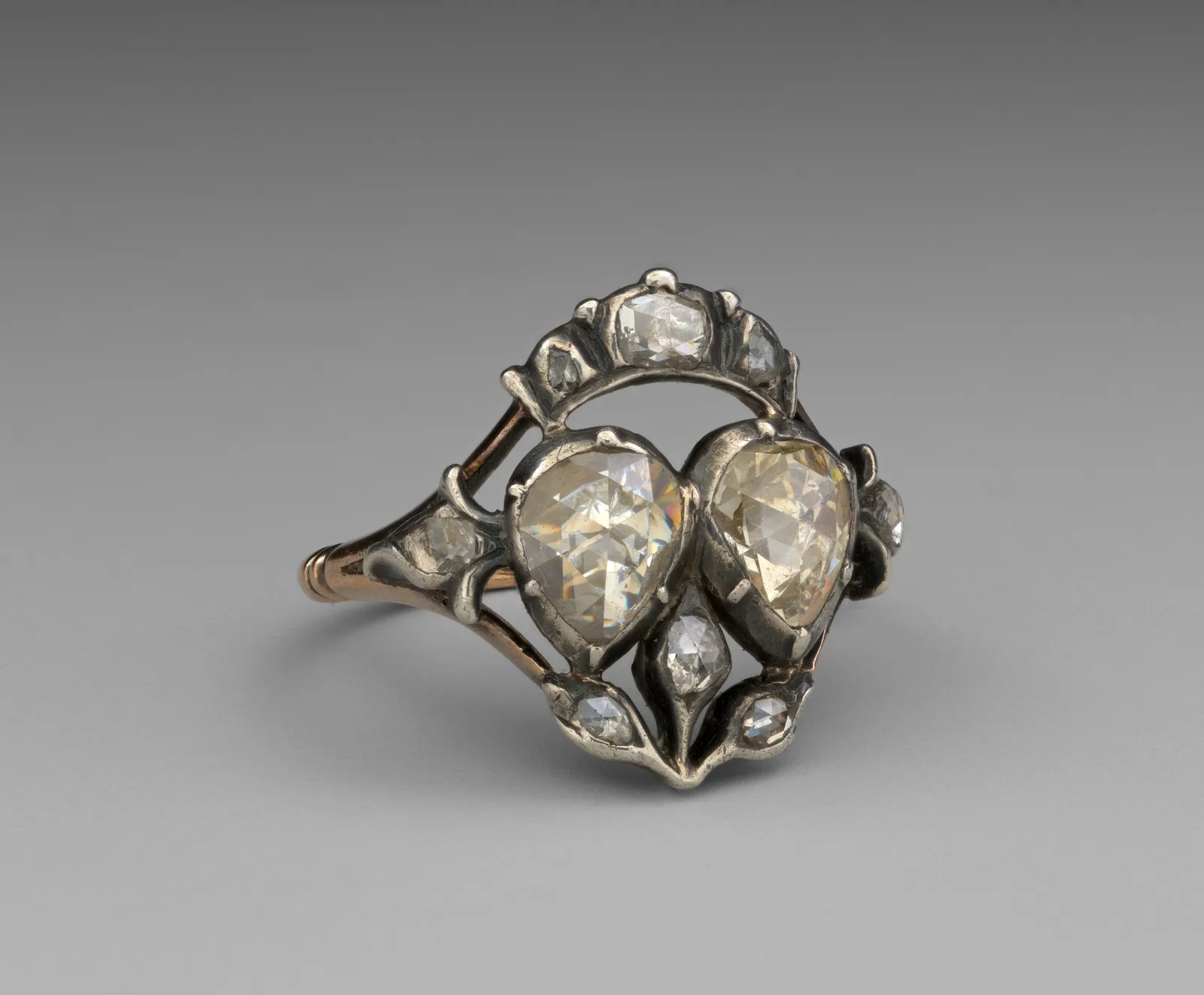Bague ancienne en or et argent ornée de diamants