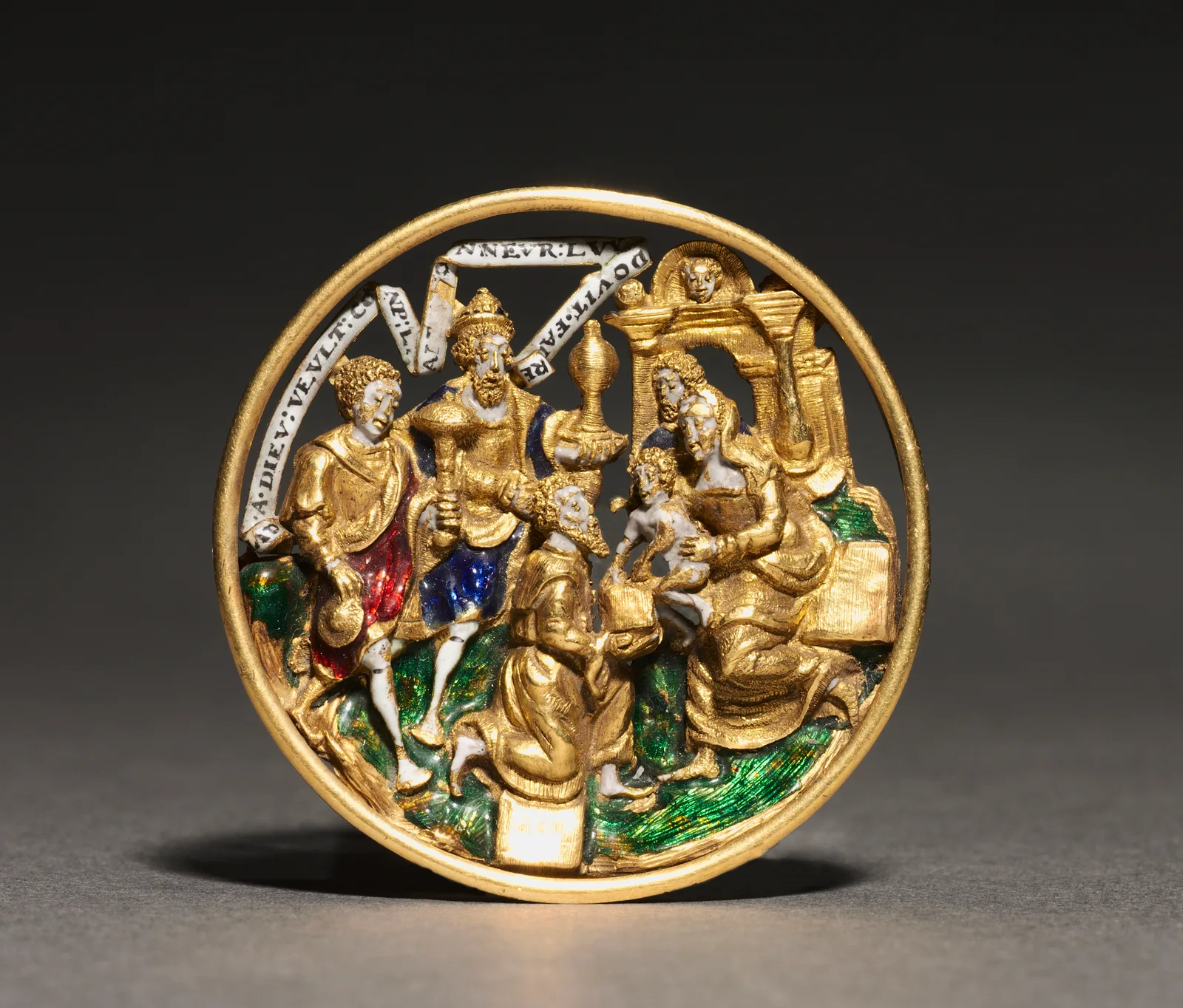 Enseña de sombrero redonda de oro esmaltado, Francia, hacia 1540: los tres Reyes ante la Virgen y el niño, con una filacteria blanca en el borde