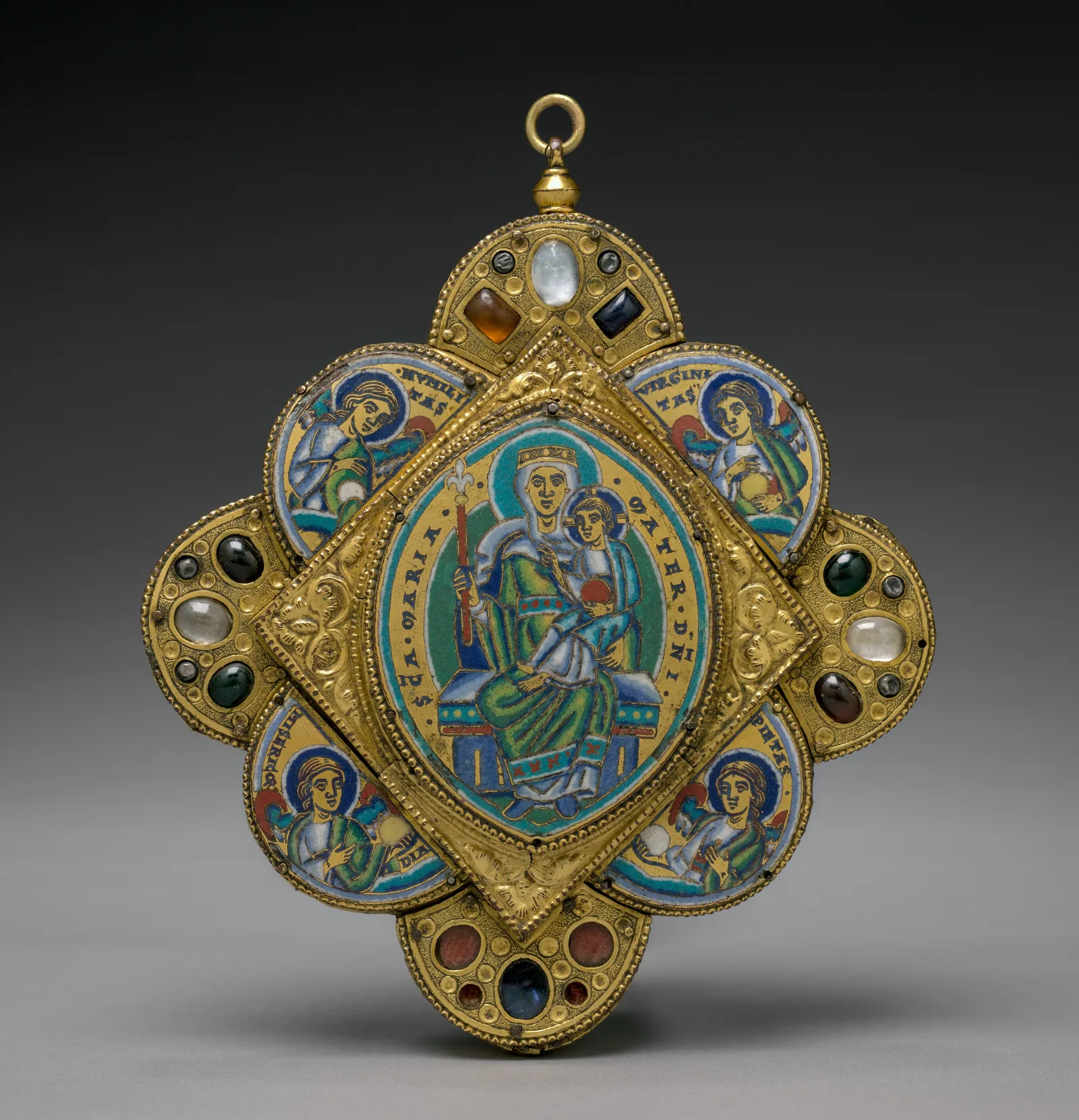 Colgante cuadrilobulado de cobre dorado con esmalte campeado: la Virgen entronizada con el Niño en el centro, cuatro ángeles en los lóbulos y piedras de colores en el marco