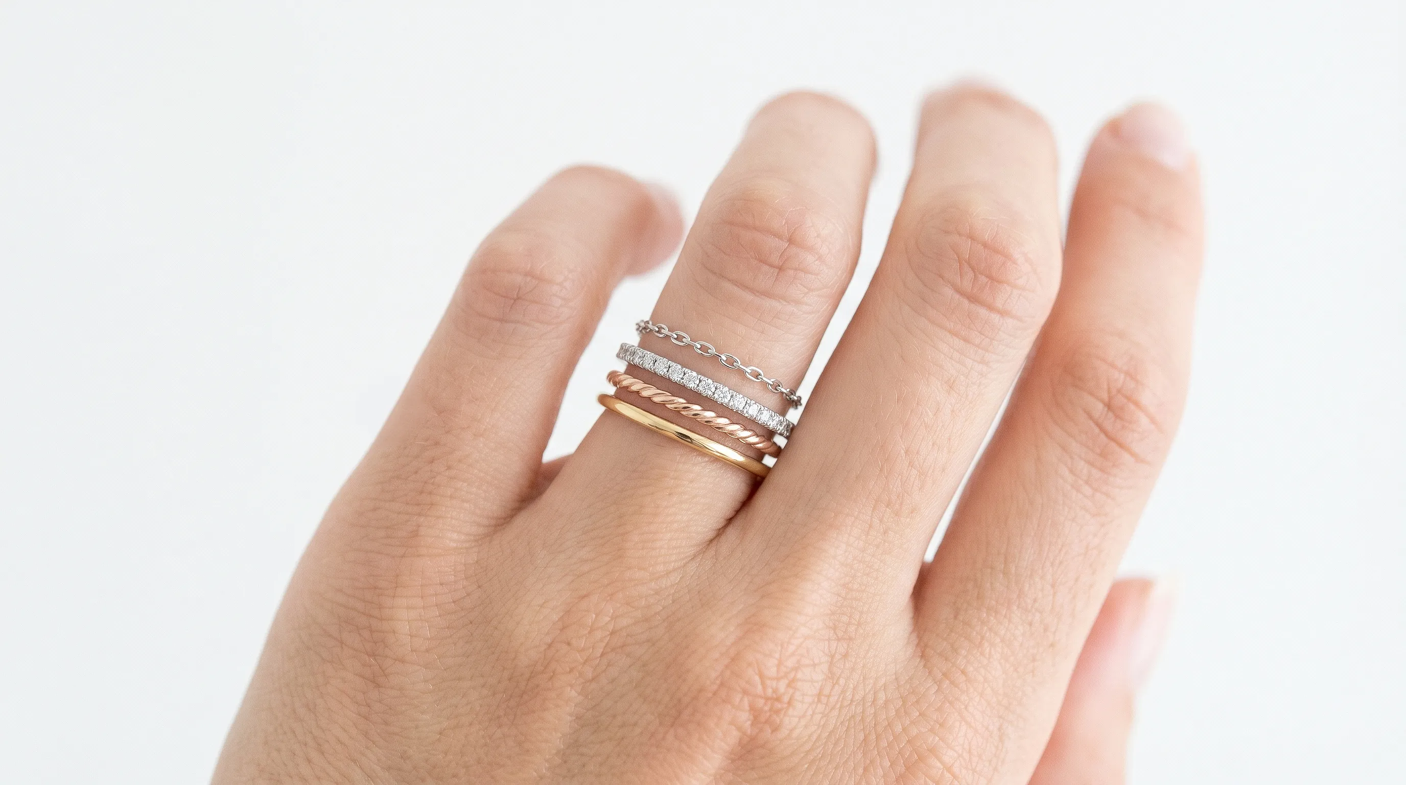 Стэкинг колец: как носить несколько колец на одном пальце