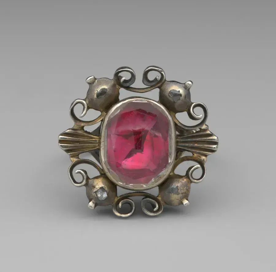 Silberring aus dem 18. Jahrhundert mit einem rosa Stein in geschlossener Zargenfassung