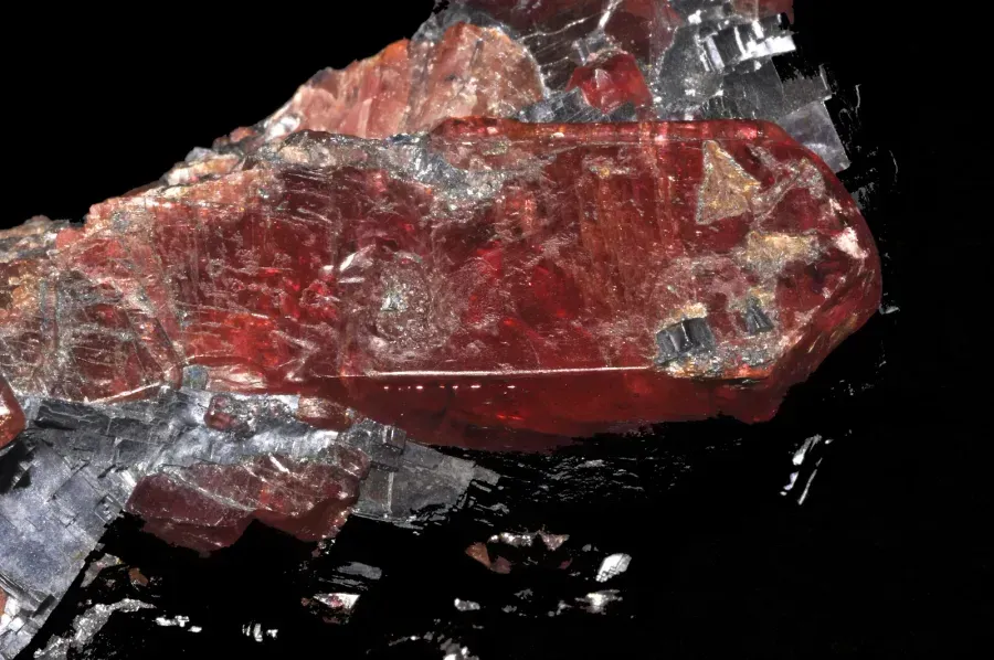 Rhodonite: The Pink-and-Black Stone of Forgiveness, Compassion and Balance