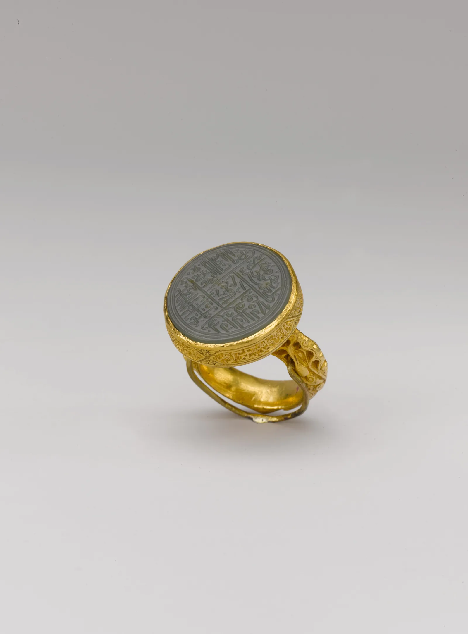 Anello con sigillo in oro con inserto di giada inciso, fine XV o inizio XVI secolo