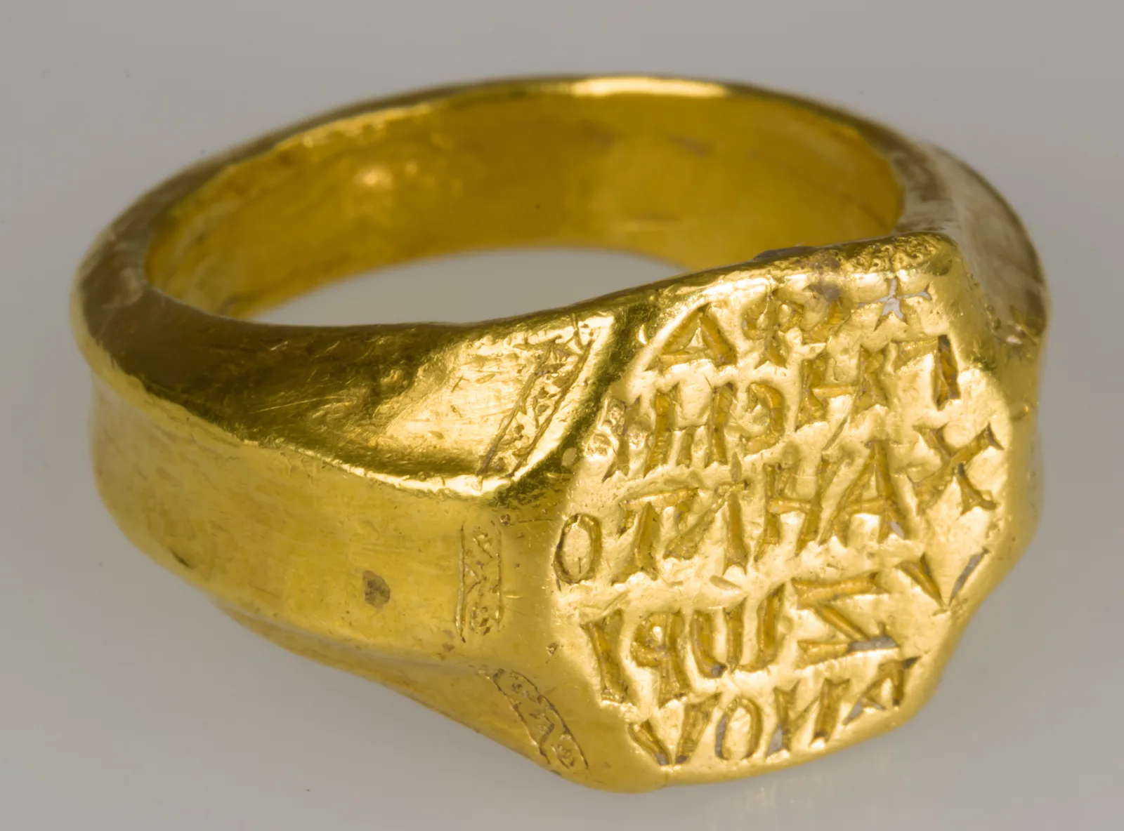 Anello con sigillo in oro di Michele Zorianos, Bisanzio, intorno al 1300