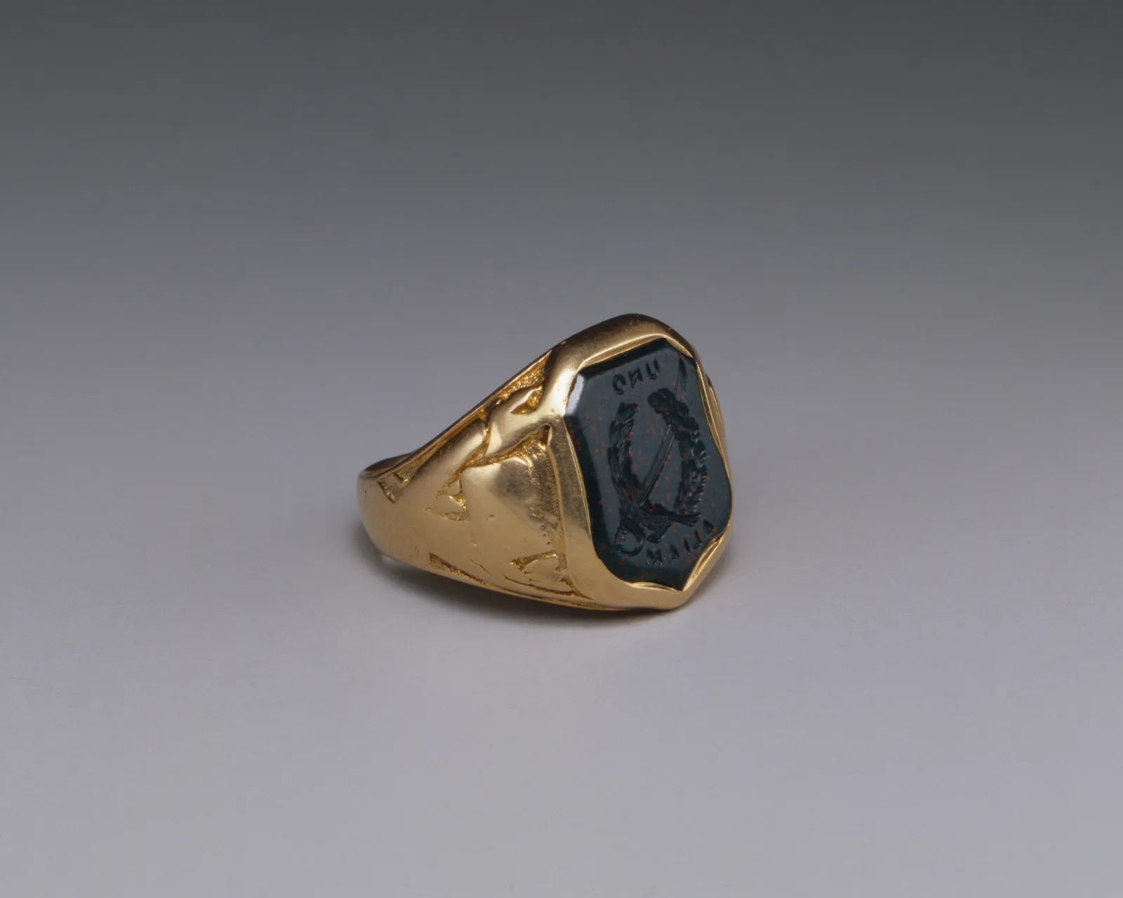 Anello con sigillo in oro con eliotropio, opera dei gioiellieri Ball, Black & Co., 1864