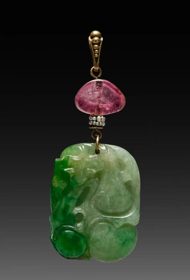 Pendentif ancien taillé dans une pierre d'un rose doux