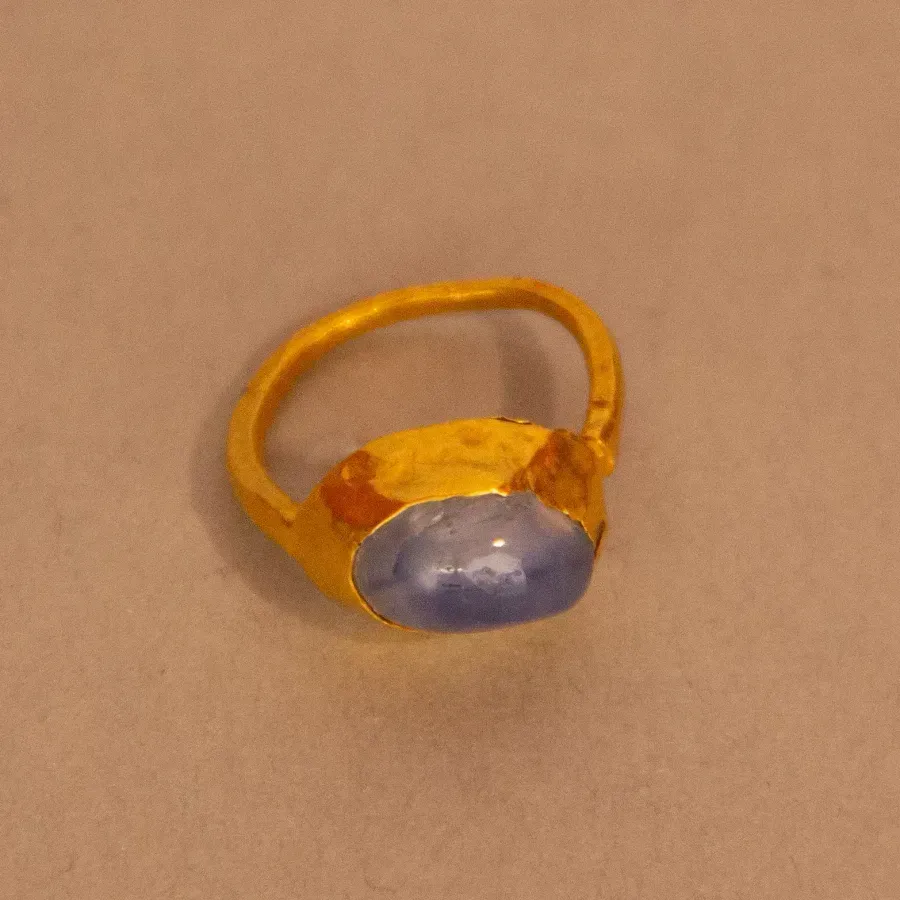 Bague médiévale en feuille d'or sertie d'un saphir, XIe au XIIIe siècle