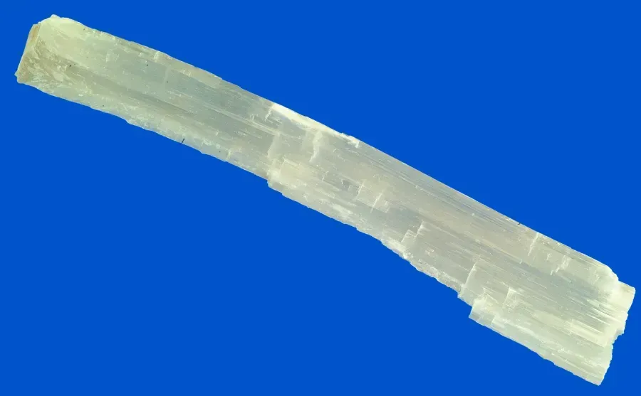 La selenite nei gioielli: la pietra di gesso dal bagliore lattiginoso