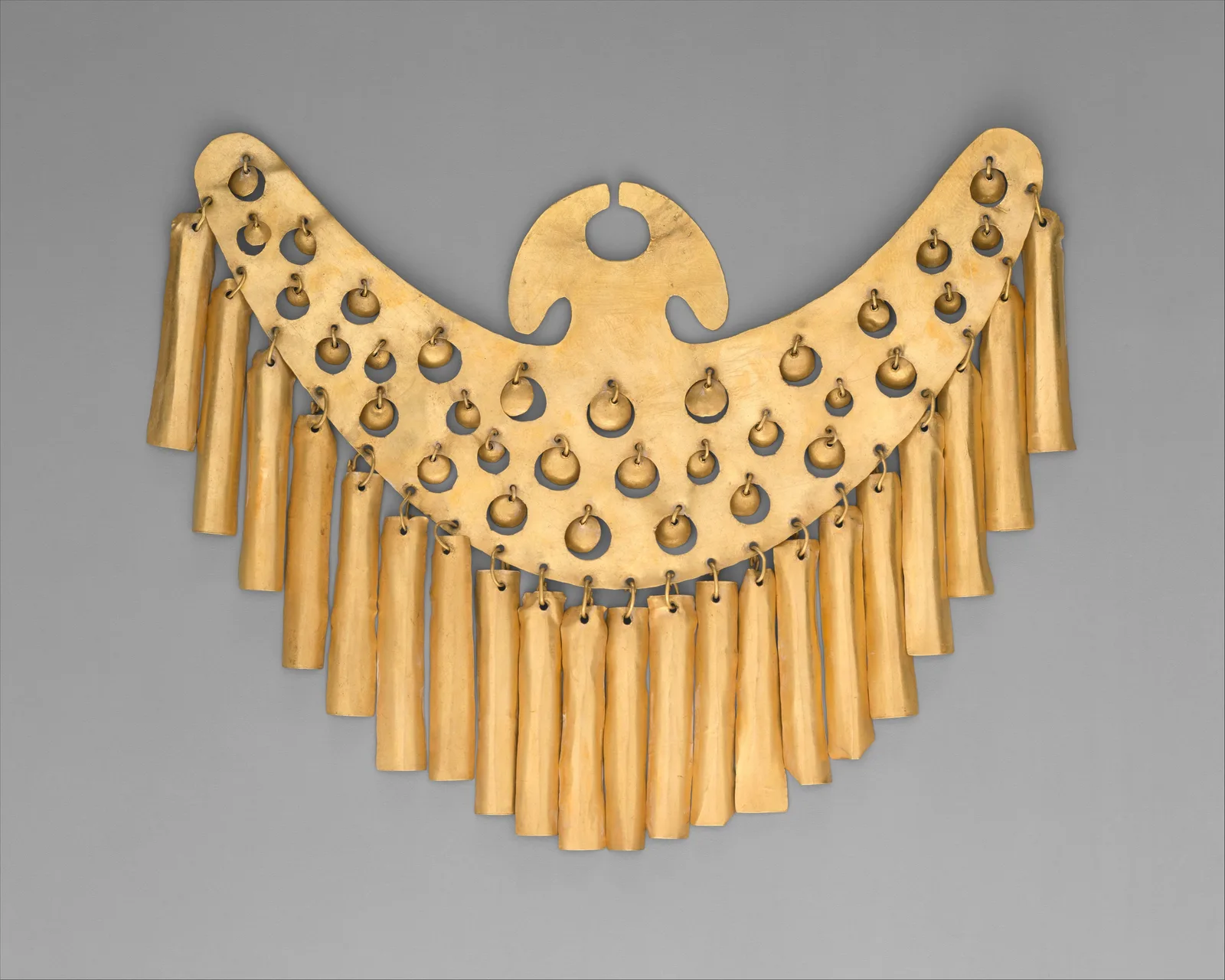 Großer goldener Nasenschmuck der Calima-Kultur, 100 bis 700 nach Christus
