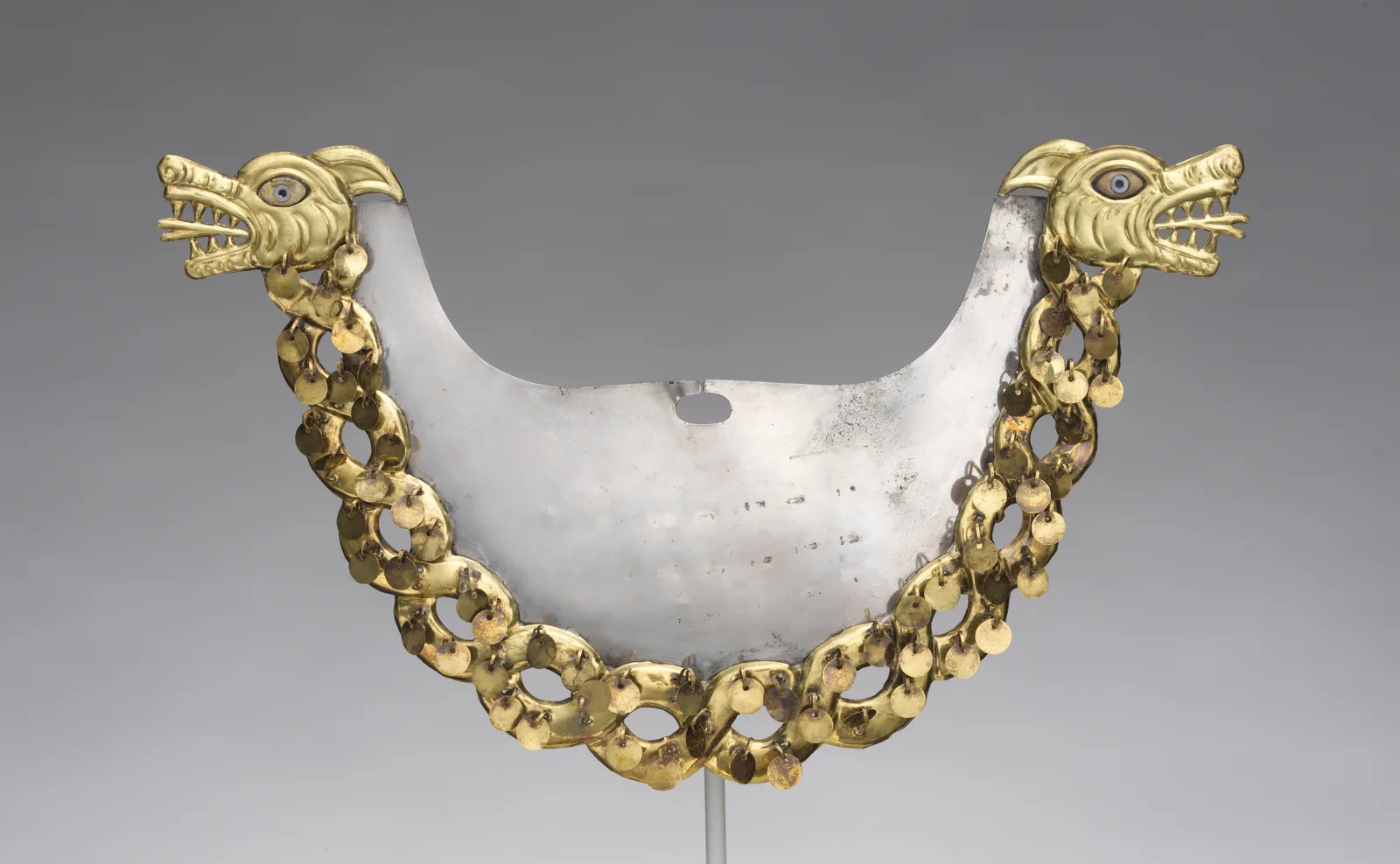 Nasenschmuck aus Gold und Silber mit verschlungenen Wesen, Moche-Kultur, 500 bis 800 nach Christus