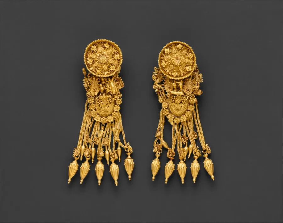Gold drop earrings with disk and boat-shaped pendant, Minoan period