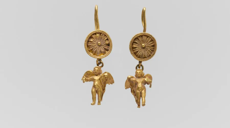 Pendientes candelabro y pendientes cascada: pisos de luz junto al rostro