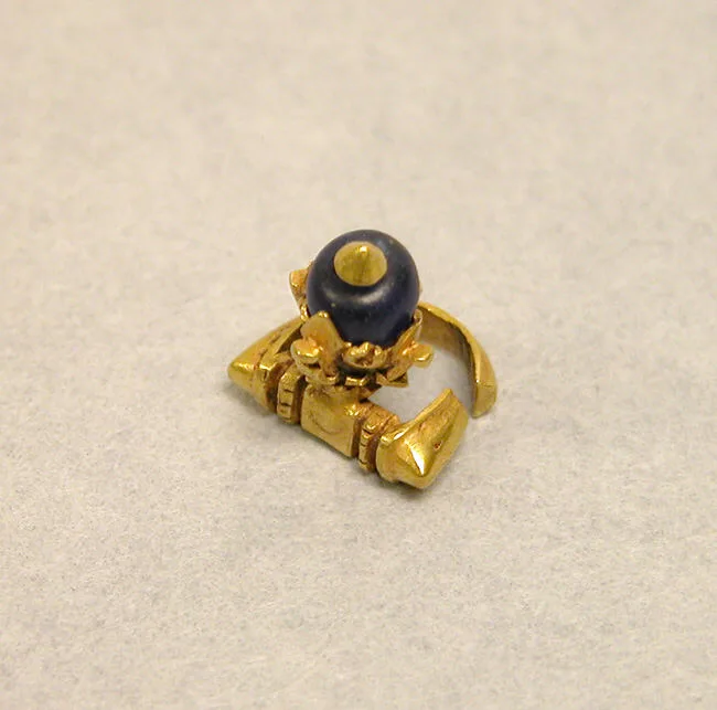 Paire de boucles d'oreilles en or à pampille en lotus et perle, Java médiévale