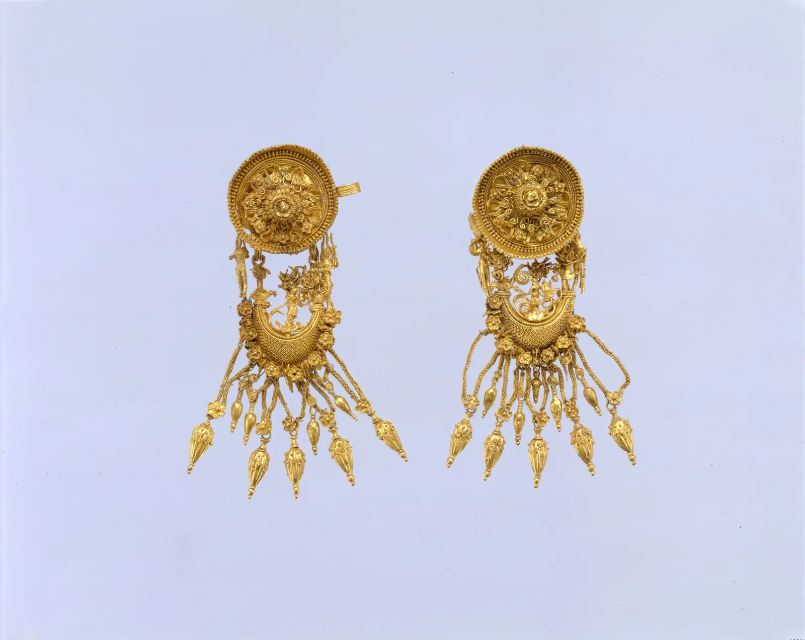 Paire de boucles d'oreilles en or à disque et pendant en forme de barque, travail grec antique