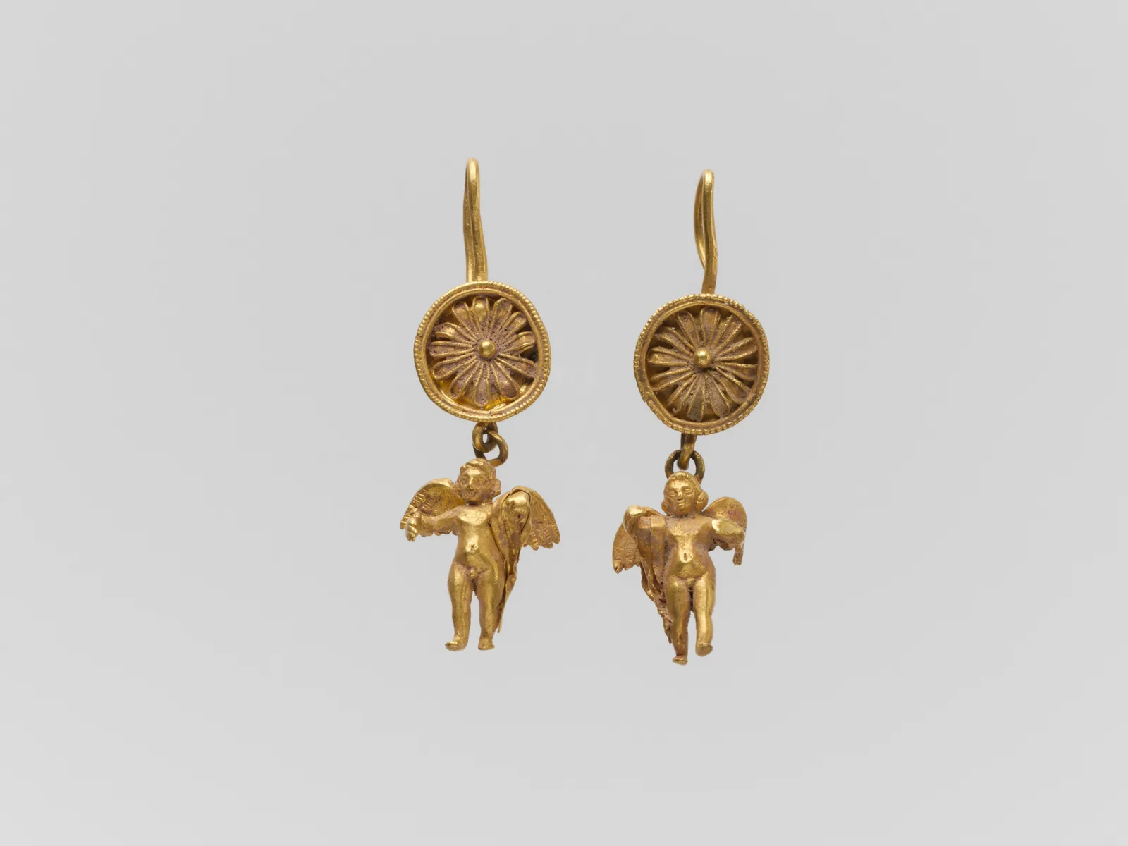 Paire de boucles d'oreilles en or à disque avec figurines pendantes d'Érotes, Grèce hellénistique