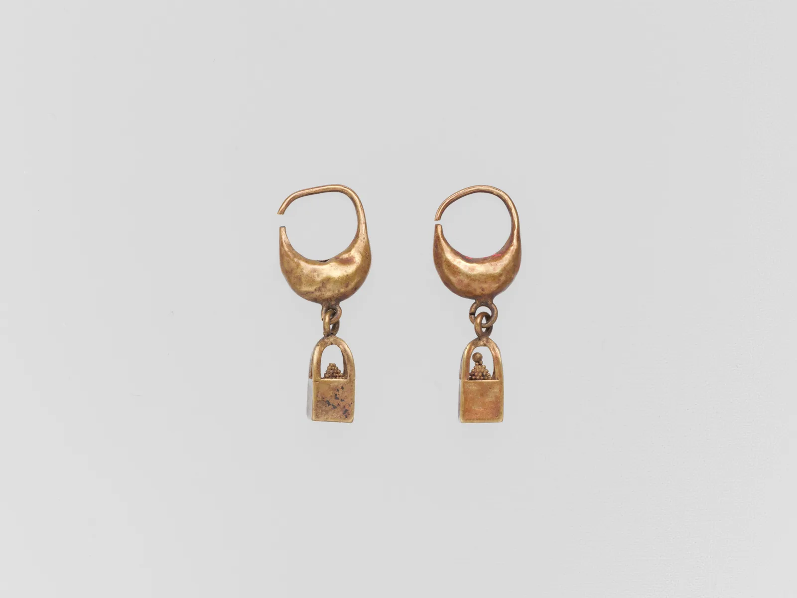 Gold earring with an openwork cage and a ball pendant, Cyprus, 7th-6th century BCE