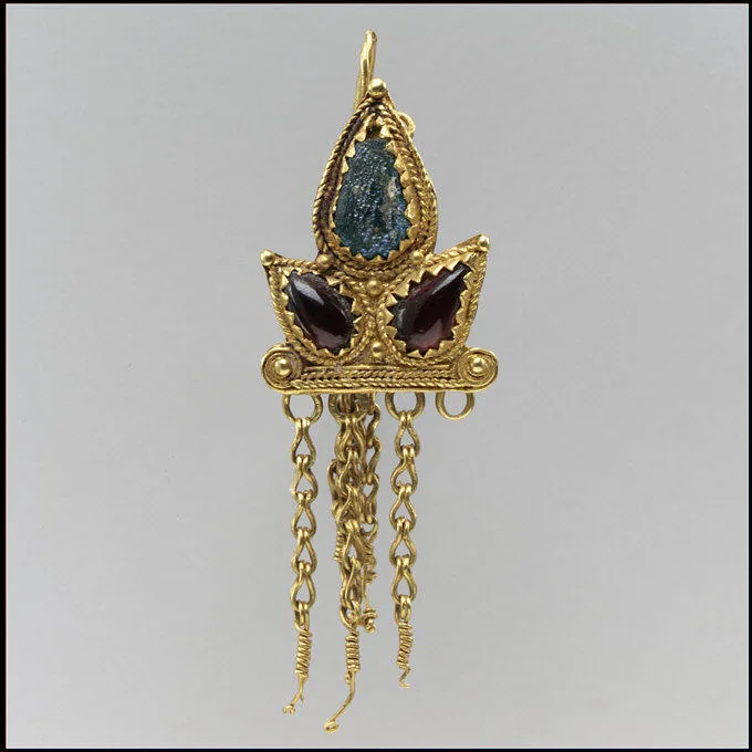 Sarmatian gold earring set with garnets and green glass, mid-1st century