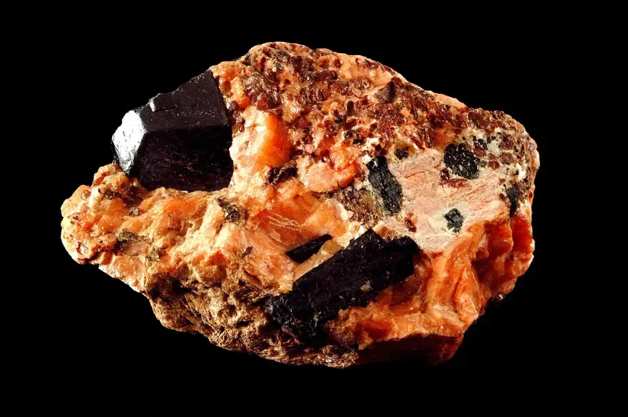 Sphene (titanite): the stone of fire and rainbow, properties, history and jewellery