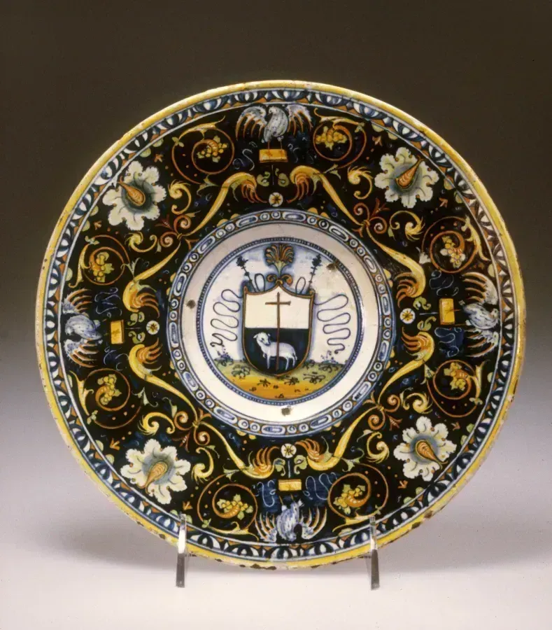 Italienische Renaissance-Majolika mit heraldischem Schild und dem Lamm Gottes