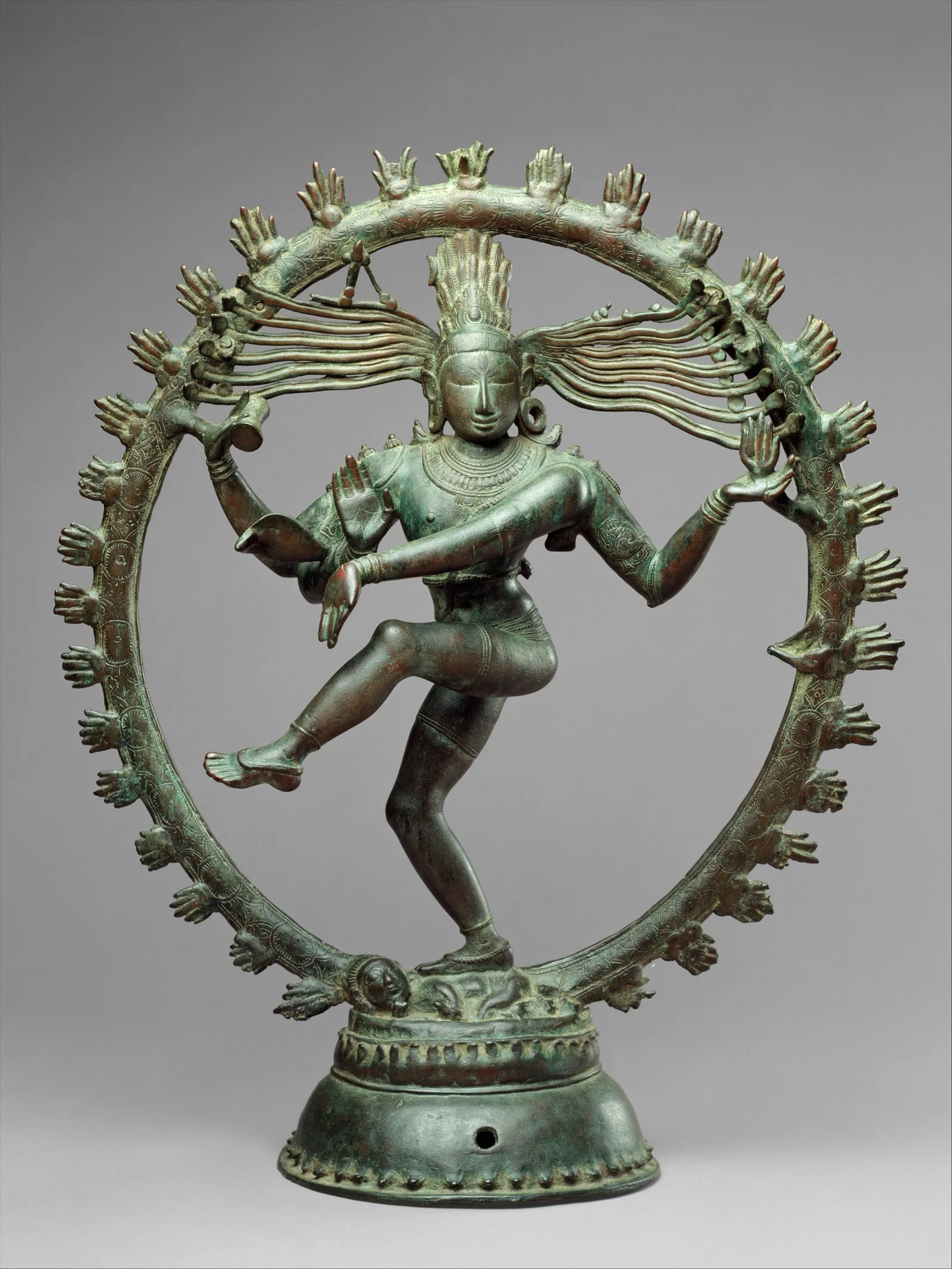 Figure en bronze de Shiva Nataraja dans un cercle de flammes, quatre bras, pied levé, sud de l'Inde
