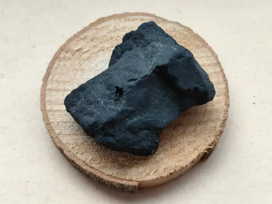 Shungite: the black carbon stone of Karelia, its make-up, history and jewellery
