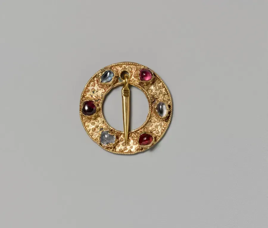Broche annulaire médiévale en or sertie de spinelles et de saphirs