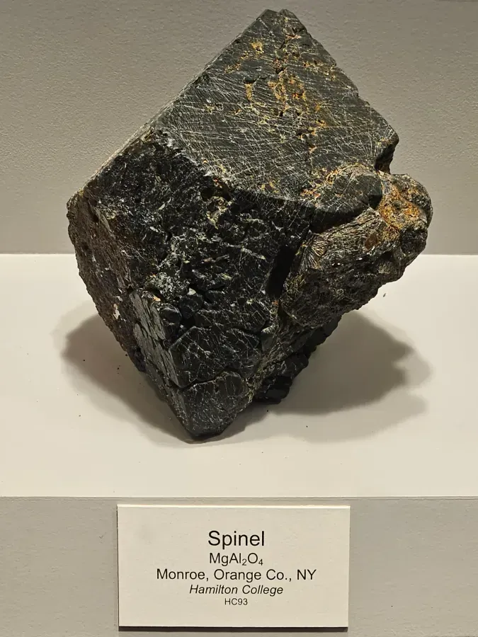 Blauer Spinell: der seltene Stein, den man für einen Saphir hielt