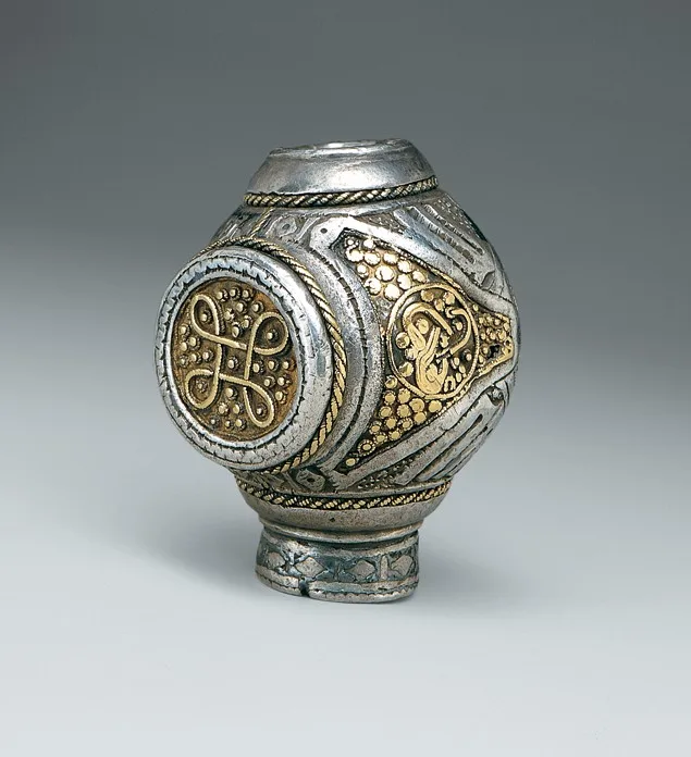 Un terminale d'argento di una fibula vichinga ad anello aperto con oro e niello, intorno all'anno 950