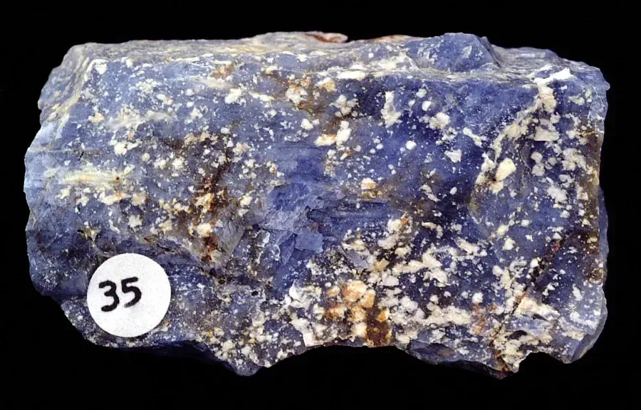 Sodalith im Schmuck: der blaue Stein des dritten Auges und der Intuition