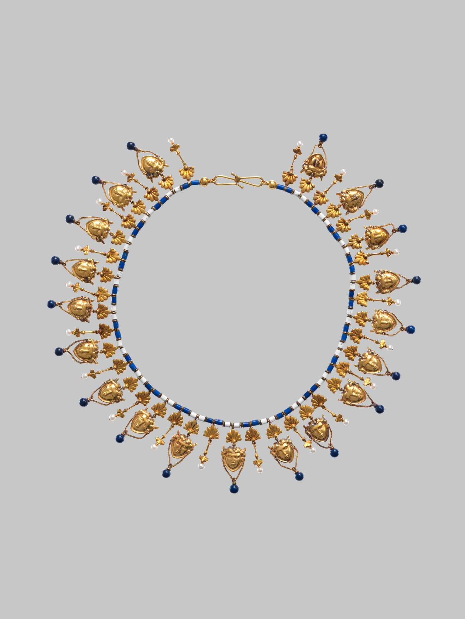 Collier en or à pendentifs en têtes de satyre, perles et lapis-lazuli de Carlo Giuliano