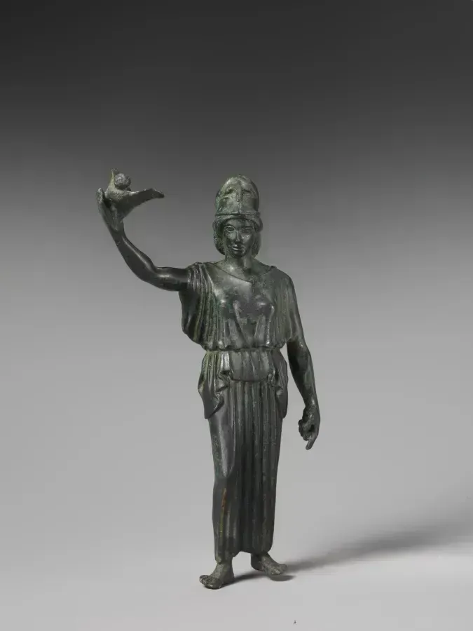 Griechische Bronzestatuette der Göttin Athene, die ihre Eule in den Flug entlässt, um 460 v. Chr.