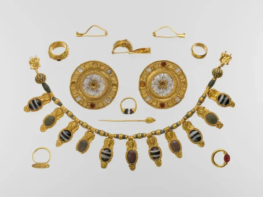 Etruskisches Goldschmuckset mit Bergkristall, Achat und Karneol: Ringe, Ohrringe und eine Halskette mit Anhängern aus verschiedenen Steinen
