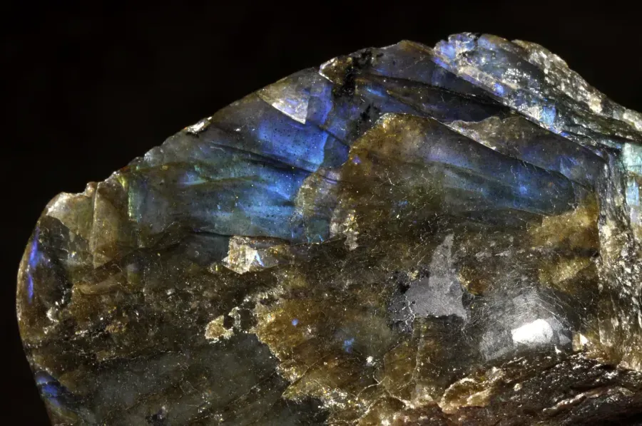 Spektrolith im Schmuck: der finnische Labradorit mit dem vollen Regenbogenspektrum, Bedeutung und Arten