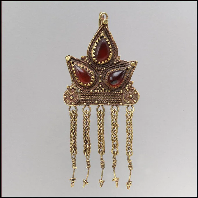 Sarmatian gold earring of the 1st century with carnelian, fine goldwork of the steppe peoples