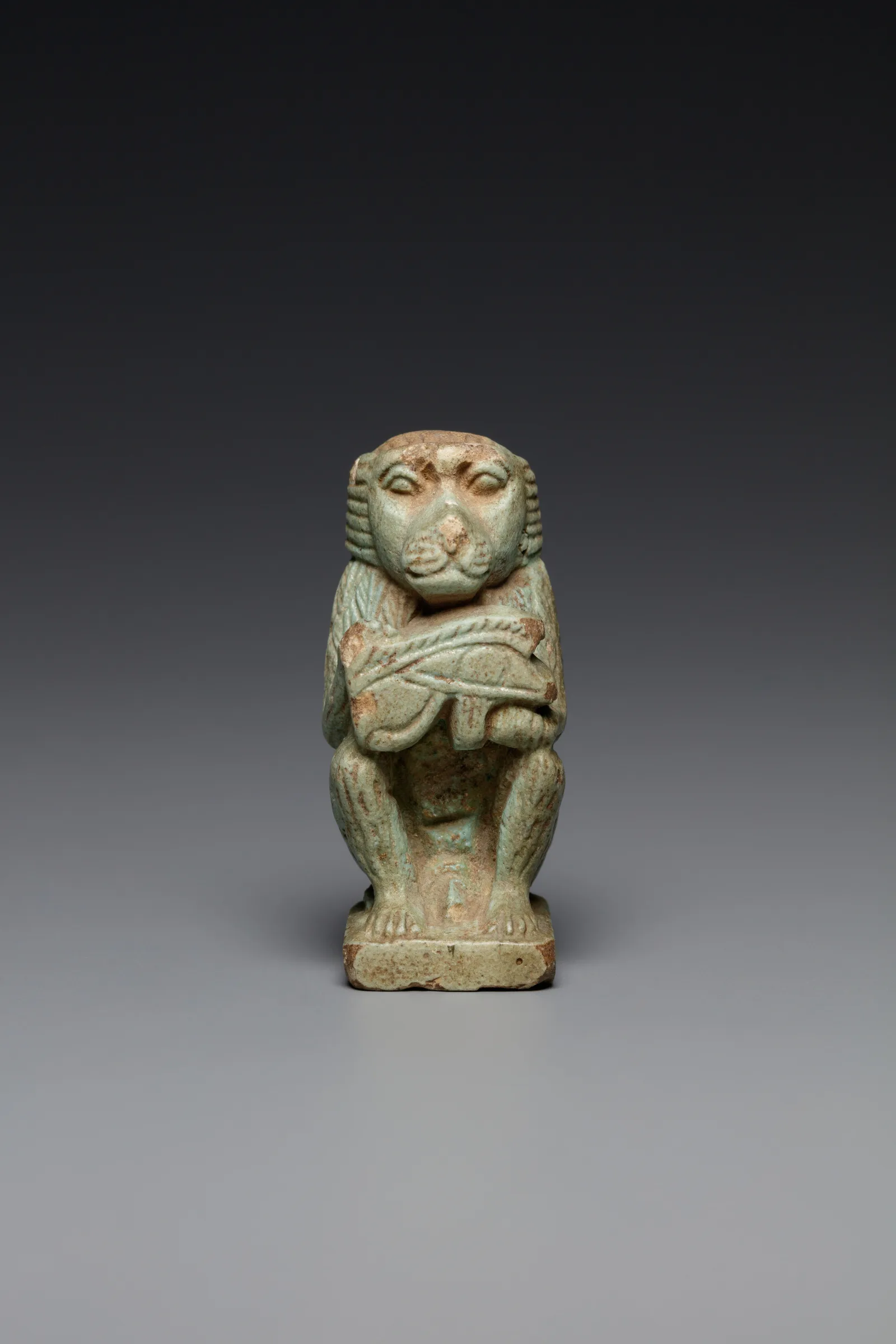 Amulette en forme de babouin avec un œil oudjat