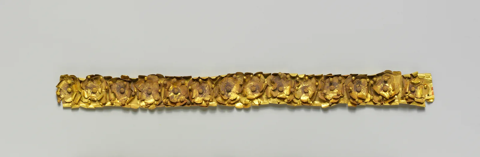 Diadema greco antico d'oro: una sottile fascia per la fronte in oro laminato